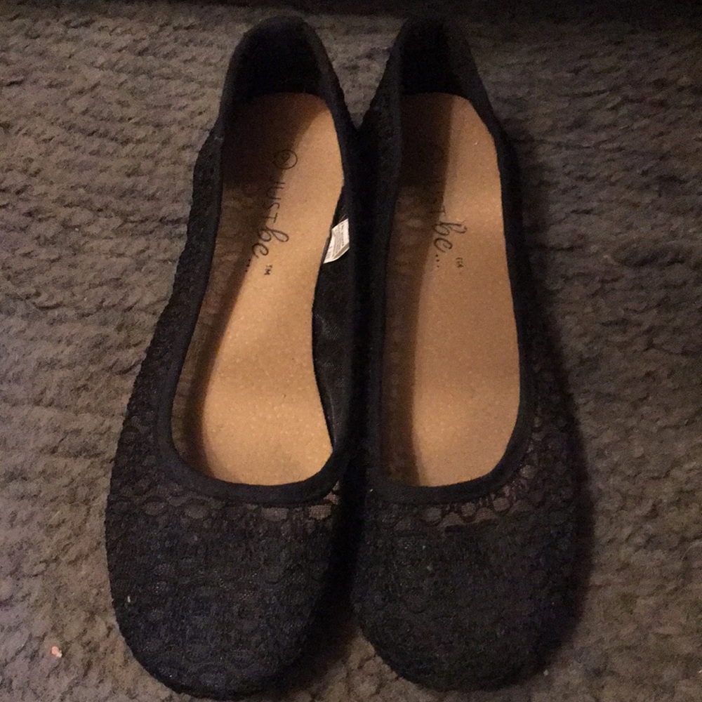 🔥🥿💕Womens BLACK slip on flats by JustBe…in Size 9.LIKE NEW!!Worn once!!🔥🥿💕